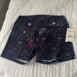 stori by Katy Hearn - 	Perseverance Fitted 4” Short - Midnight Floral